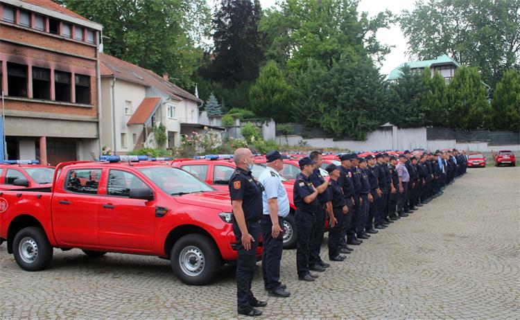 Slika /slike/HVZ-primopredaja vatrogasnih vozila (4).JPG